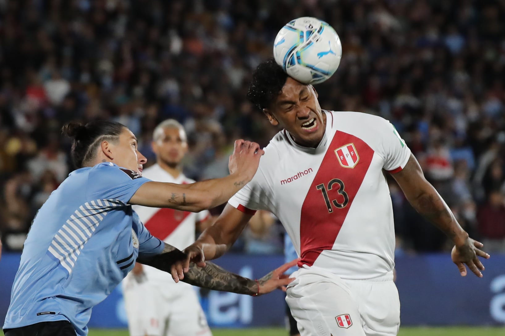 Darwin Núñez (i) de Uruguay disputa un balón con Renato Tapia de Perú durante un partido por las eliminatorias sudamericanas al Mundial de la FIFA Catar 2022 entre Uruguay y Perú en el estadio Centenario en Montevideo (Uruguay). EFE/ Raúl Martínez POOL