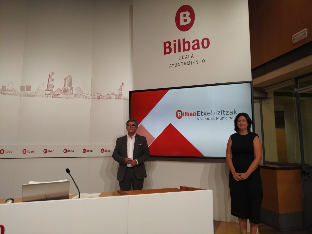 El presidente efectivo de Viviendas Municipales de Bilbao, Jon Bilbao, y la directora general del área Eider Bilbao