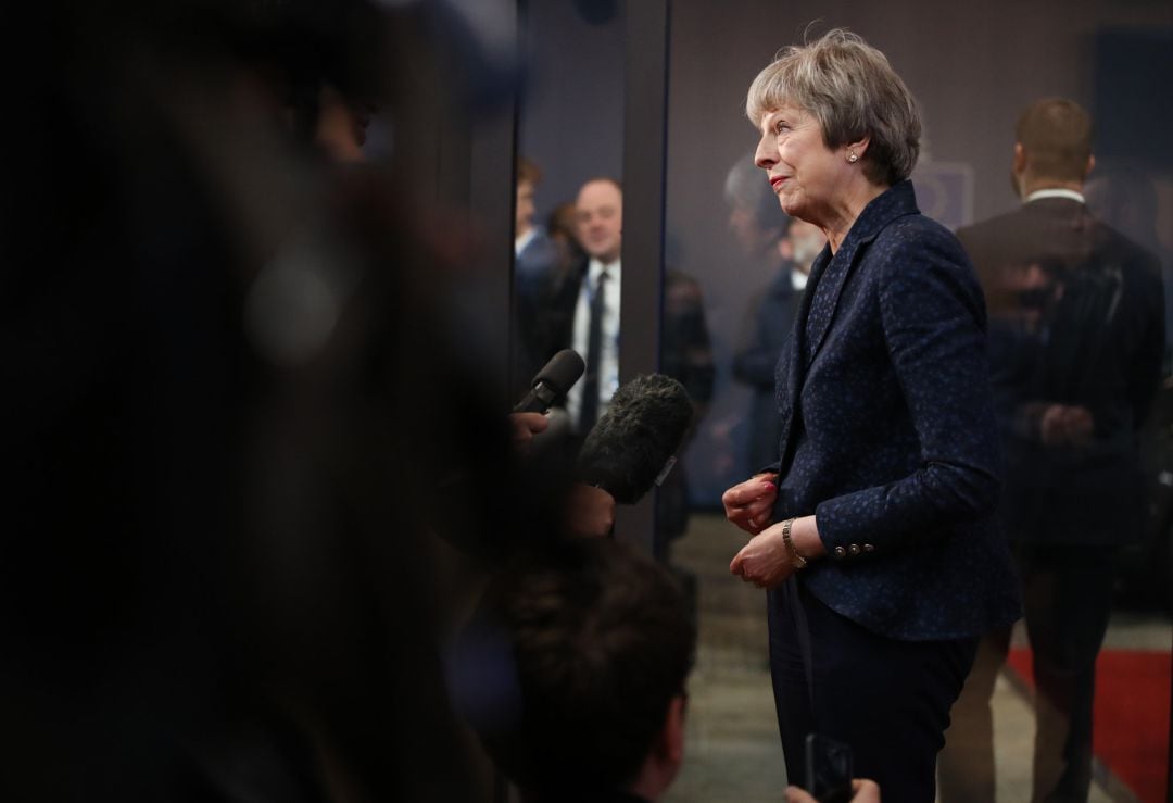 Theresa May atiende a los medios