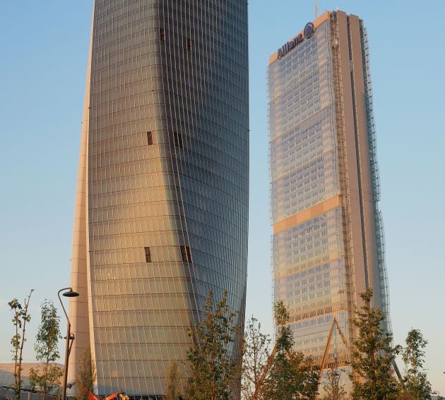 A la derecha la Torre Allianz (209m), diseñada por Arata Isozaki.