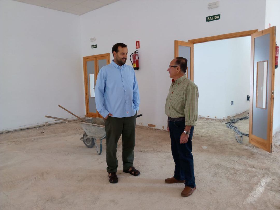 Álvaro Carreño, delegado municipal de Economía y Hacienda, junto a Francisco Jiménez, presidente de la Asociación de Mayores de Ronda (AMARO), en su visita al Centro Cívico.