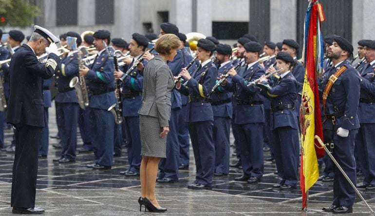 La ministra de Defensa, MarÍa Dolores de Cospedal, se inclina ante la bandera de España durante la revista a las tropas.