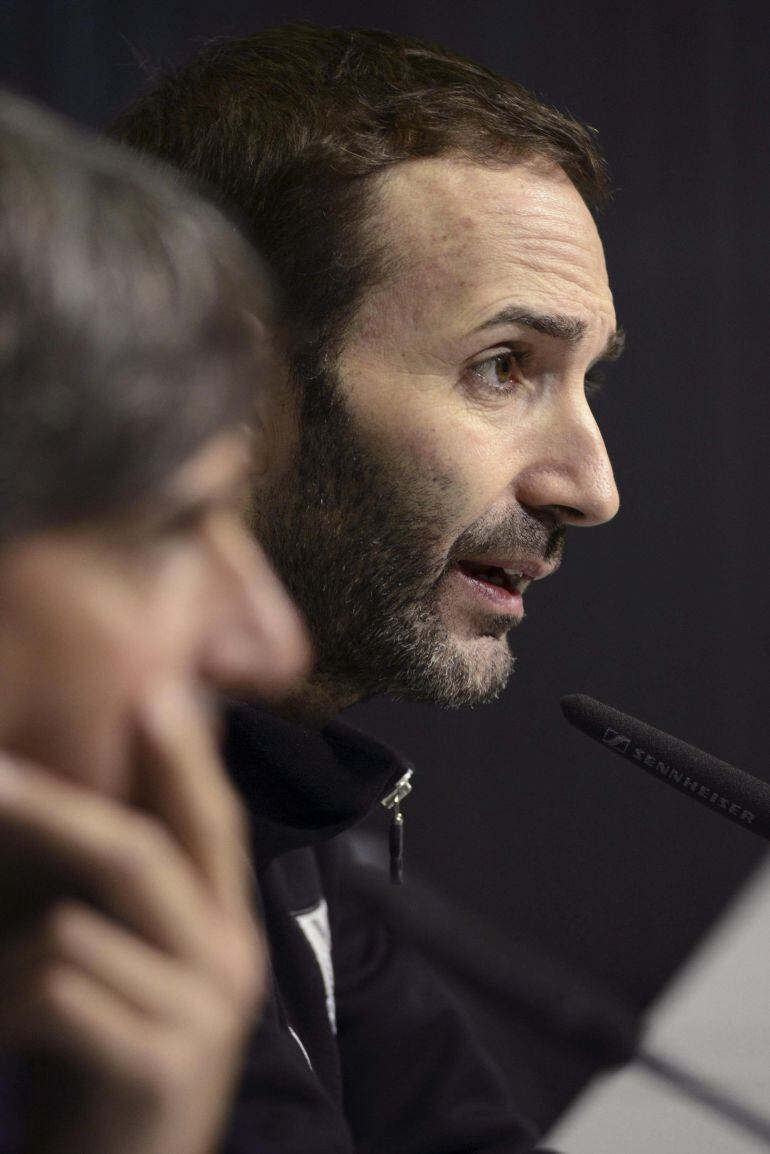 GRA028. BILBAO, 10/04/2015.- El entrenador del Dominion Bilbao Basket, Sito Alonso, durante la rueda de prensa que ha ofrecido hoy en Bilbao Arena, previa al partido contra el Rio Natura Monbus Obradoiro del domingo en Santiago de Compostela. EFE/MIGUEL TOÑA