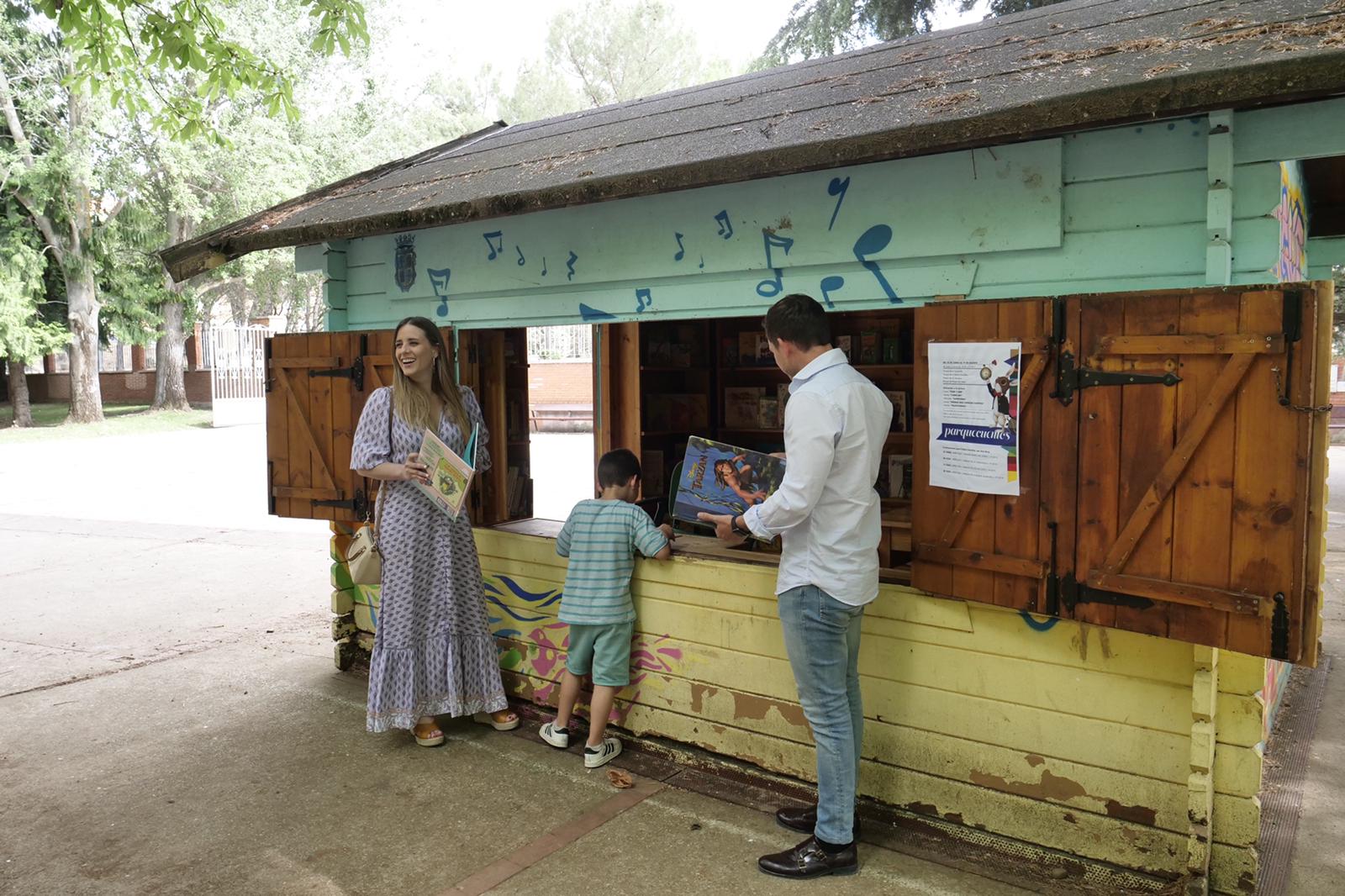 El concejal de Juventud e Infancia junto a la de Cultura
