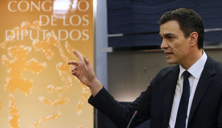 El secretario general del PSOE, Pedro Sánchez, durante su comparecencia ante los medios en el Congreso de los Diputados donde ha anunciado que ha aceptado hoy la propuesta de reforma de la Constitución presentada por el líder de Ciudadanos, Albert Rivera,