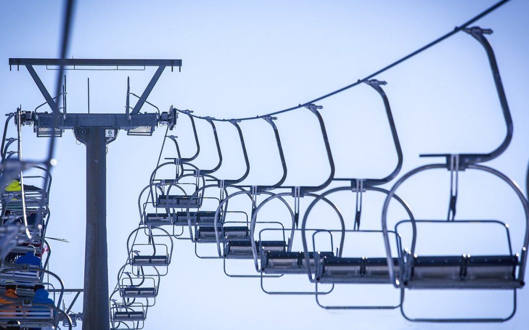 Se trata de una unión de estaciones mediante una infraestructura de transporte por cable, que necesitaría 16 pilonas para un telecabina y 7 para una telesilla