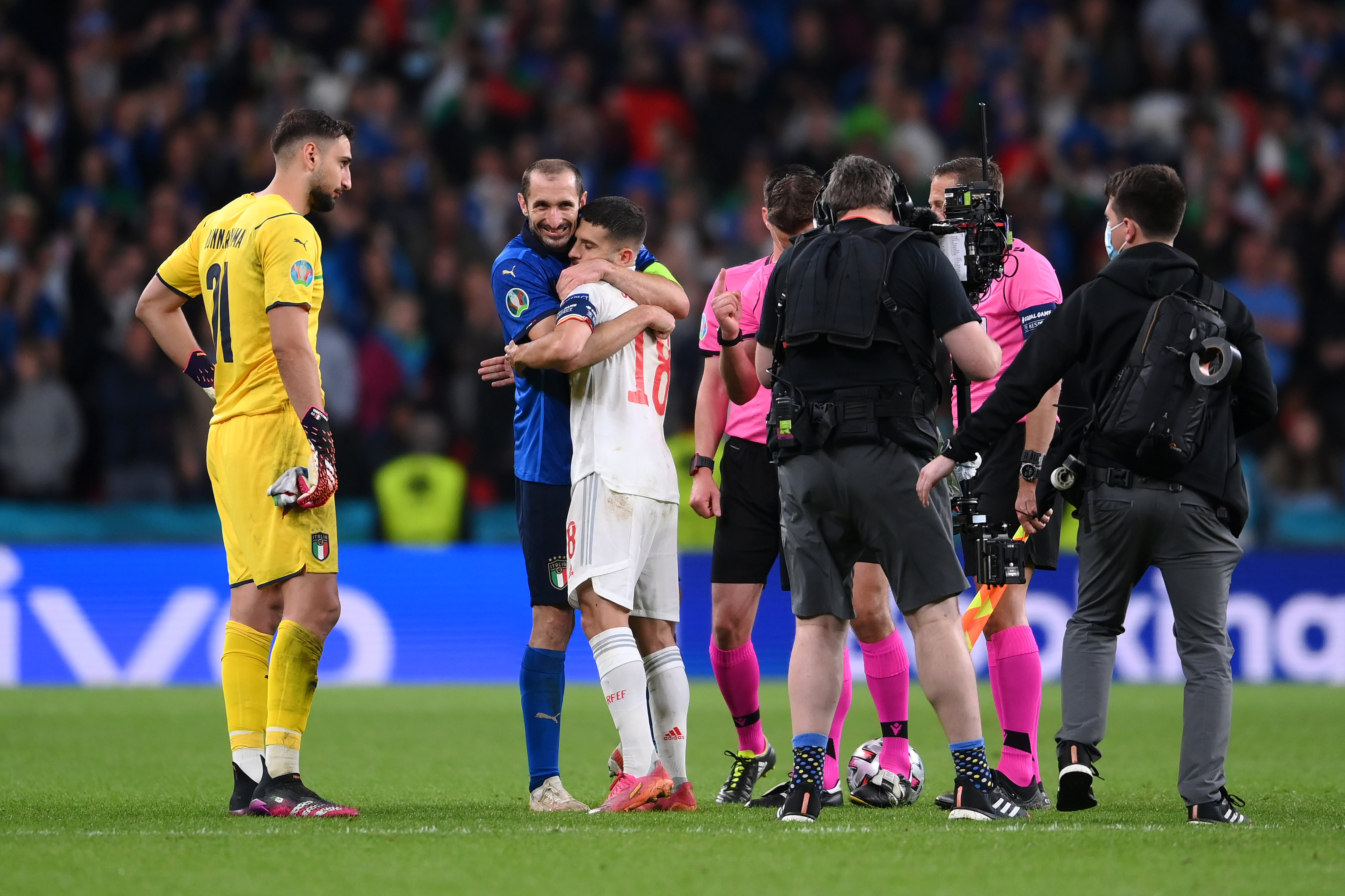 Giorgio Chiellini y Jordi Alba en el sorteo de la tanda de penaltis entre Italia y España, semifinal de la Eurocopa 2021. (Photo by Laurence Griffiths/Getty Images)