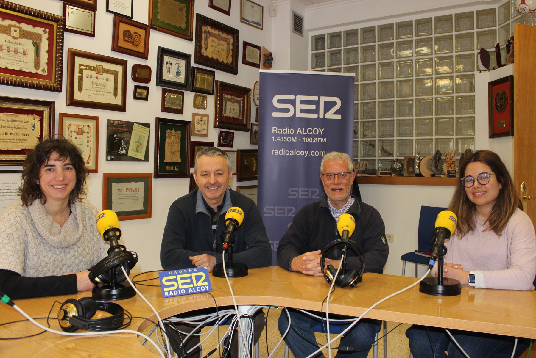 Sandra Pérez, Paco Seguí, Vicente Segura y Zulima Resina, en el estudio central de Radio Alcoy