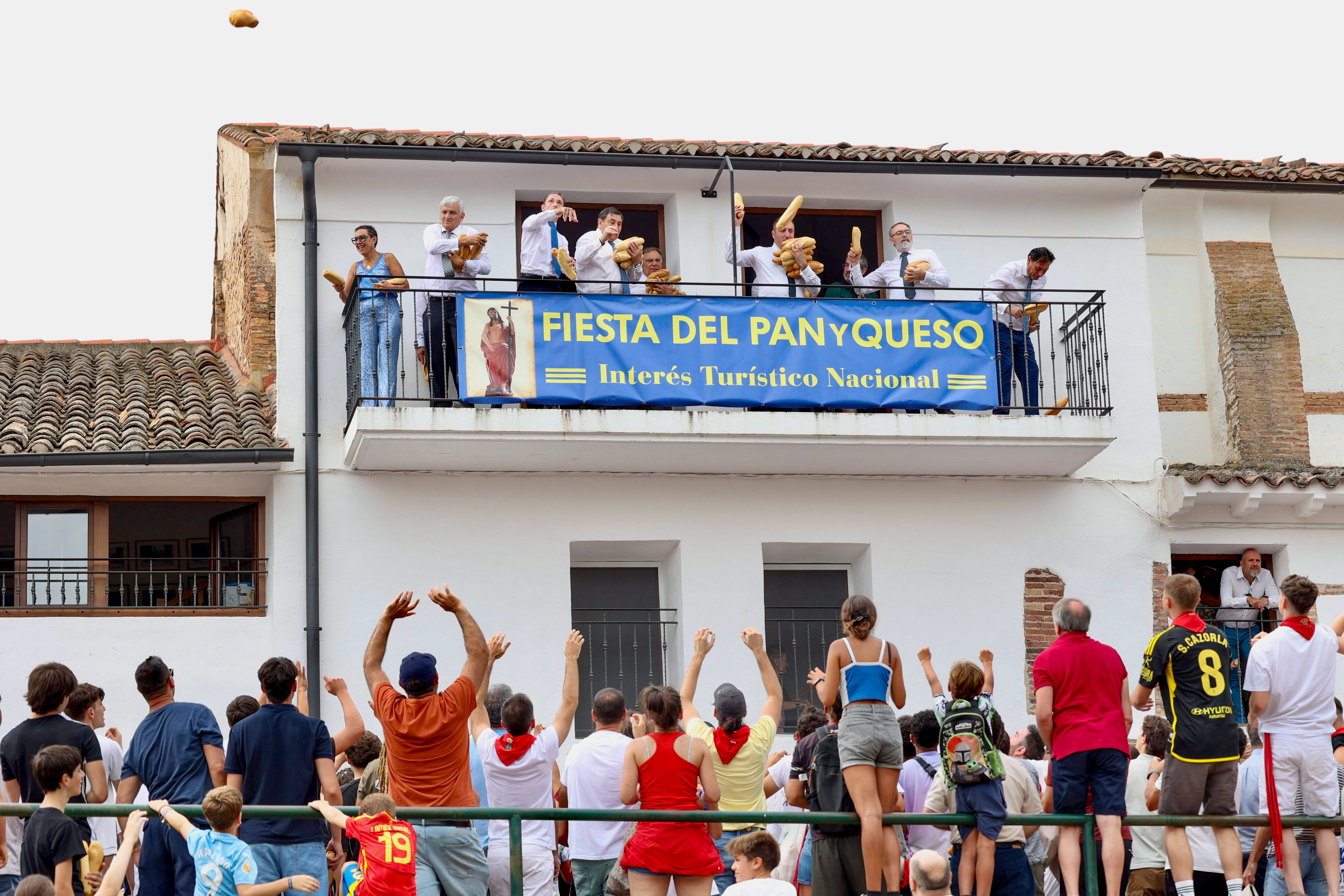 QUEL (LA RIOJA), 06/08/2025.- Unas 2.000 personas se han congregado este miércoles frente a la ermita de la Santa Cruz de Quel para conseguir los 2.500 bollos de pan y 60 kilos de queso de Roncal troceado en porciones que les han lanzado para revivir, como cada 6 de agosto, una tradición que data de 1479. EFE/ Raquel Manzanares