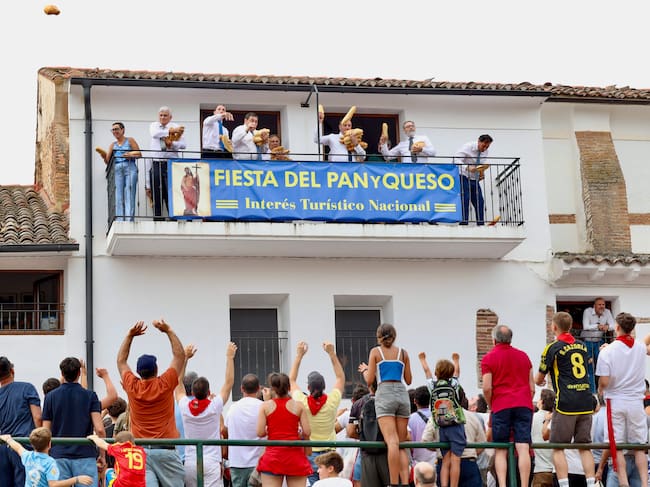 QUEL (LA RIOJA), 06/08/2025.- Unas 2.000 personas se han congregado este miércoles frente a la ermita de la Santa Cruz de Quel para conseguir los 2.500 bollos de pan y 60 kilos de queso de Roncal troceado en porciones que les han lanzado para revivir, como cada 6 de agosto, una tradición que data de 1479. EFE/ Raquel Manzanares