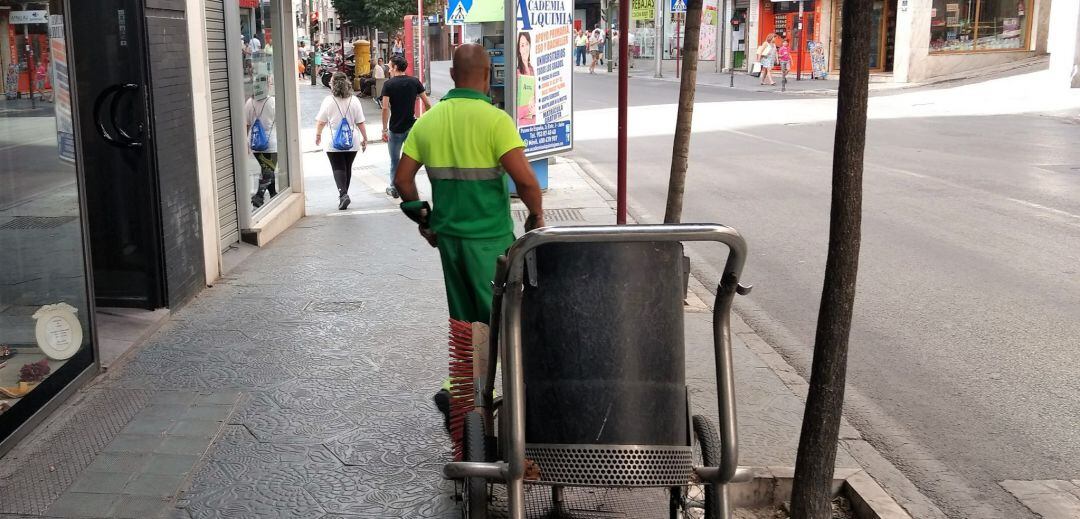 Un empleado de la empresa de recogida de basuras de la capital trabaja en la calle.