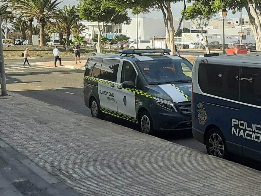 Furgones de la Guardia Civil y de la Policía Nacional en los Juzgados de Arrecife.