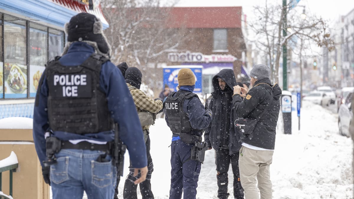 Muere una mujer tras ser disparada por agentes migratorios de Estados Unidos en Minneapolis