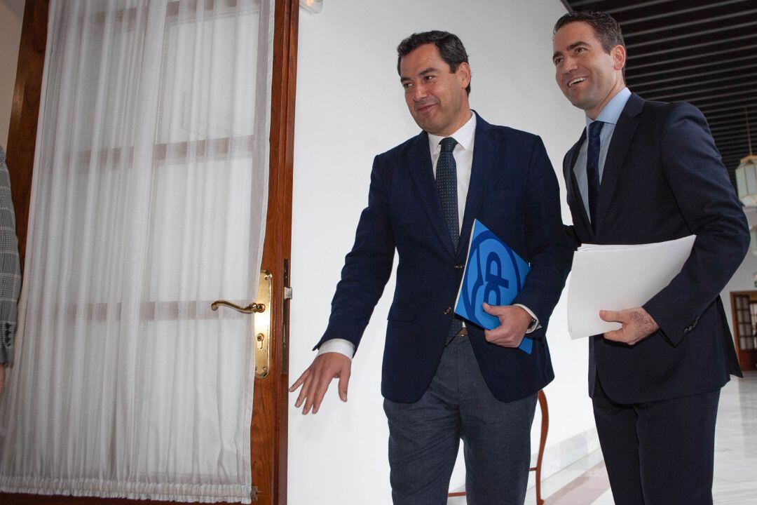 Juanma Moreno y Teodoro García Egea, durante las negociaciones.