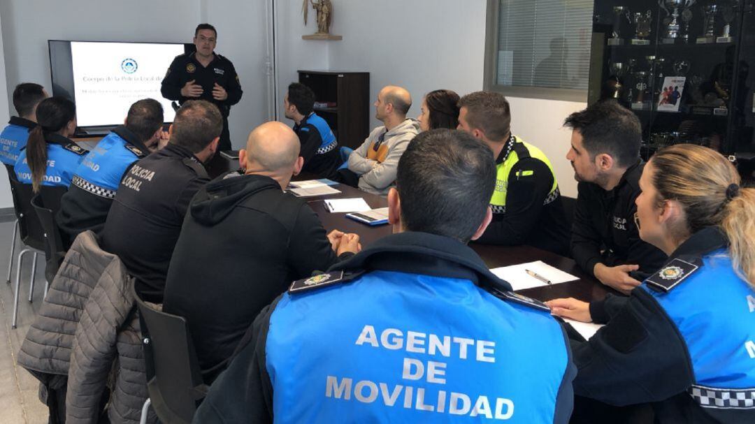 Agentes de la Policía Local en una reunión con los mandos.