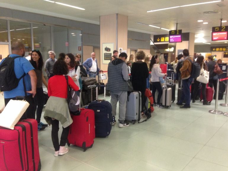 Imagen de archivo de una cola de pasajeros en el Aeropuerto de Ibiza