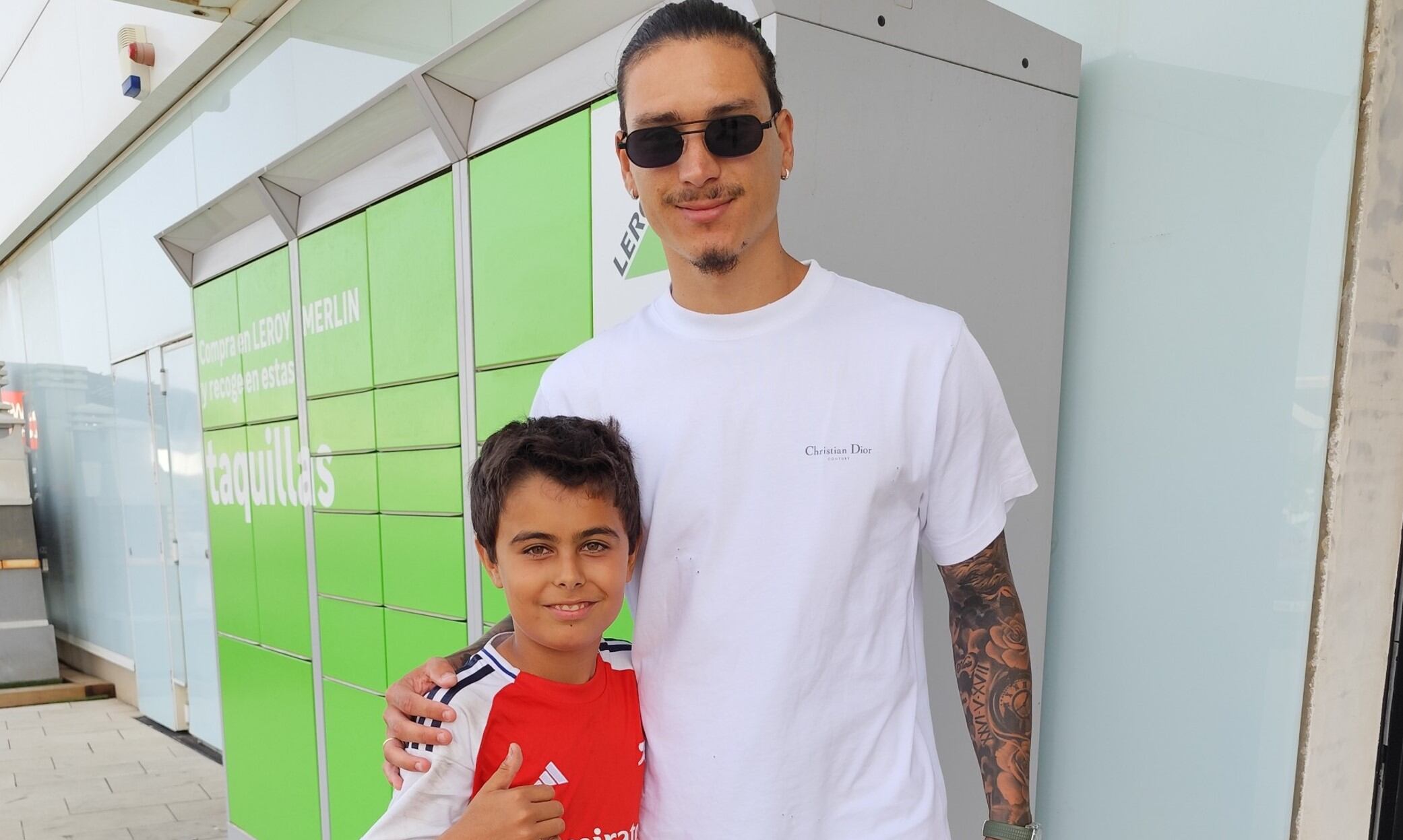 Darwin Núñez posa con el pequeño Adrián Pavón.