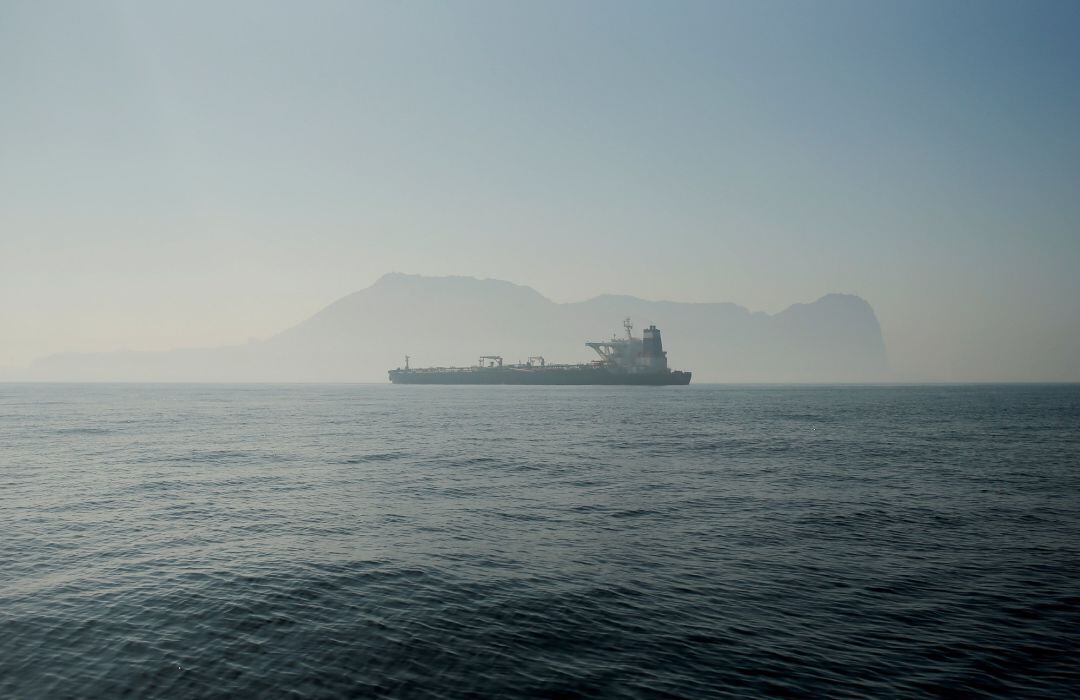 El Grace 1, junto al Peñón de Gibraltar.