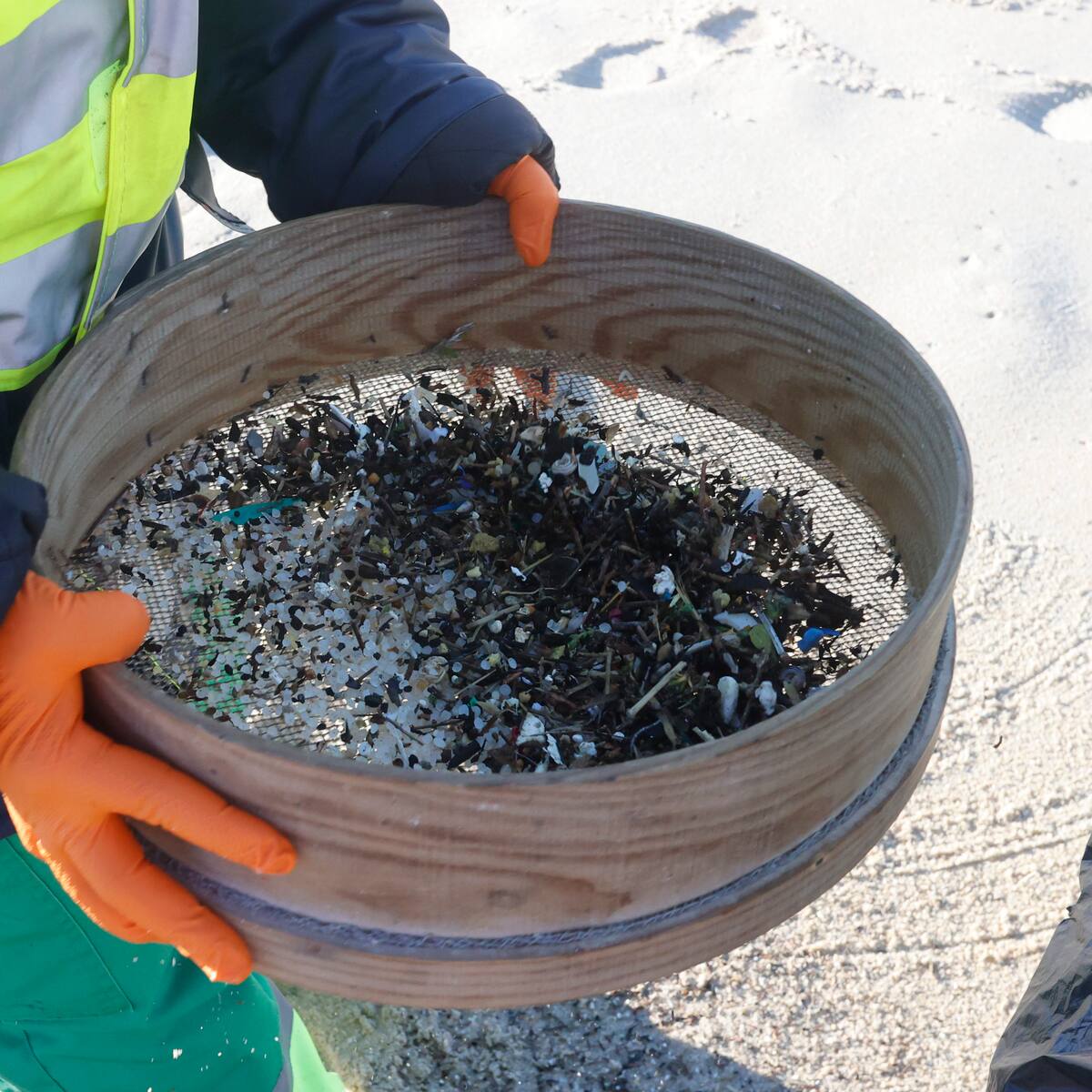 El Gobierno estudia reclamar a la armadora del buque que causó el vertido de pellets en Galicia
