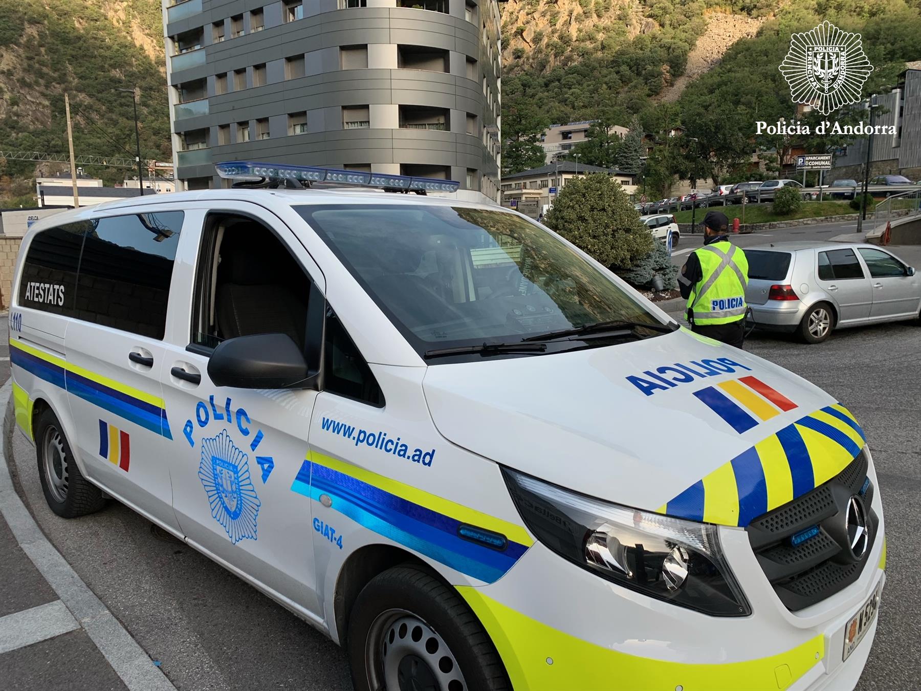 Un vehicle policial patrullant pel centre d&#039;Andorra.