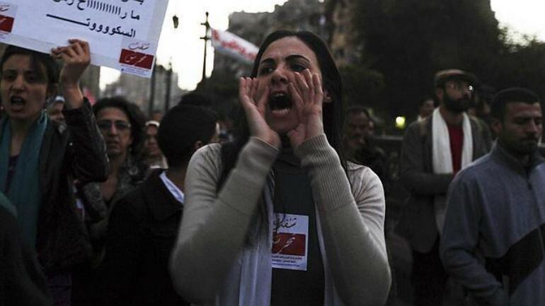 Imagen de una mujer marroquí protestando.