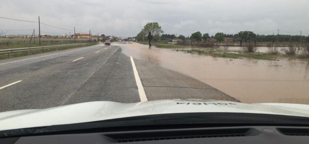 Imagen de la carretera de Valencia anegada de agua, hace unos días