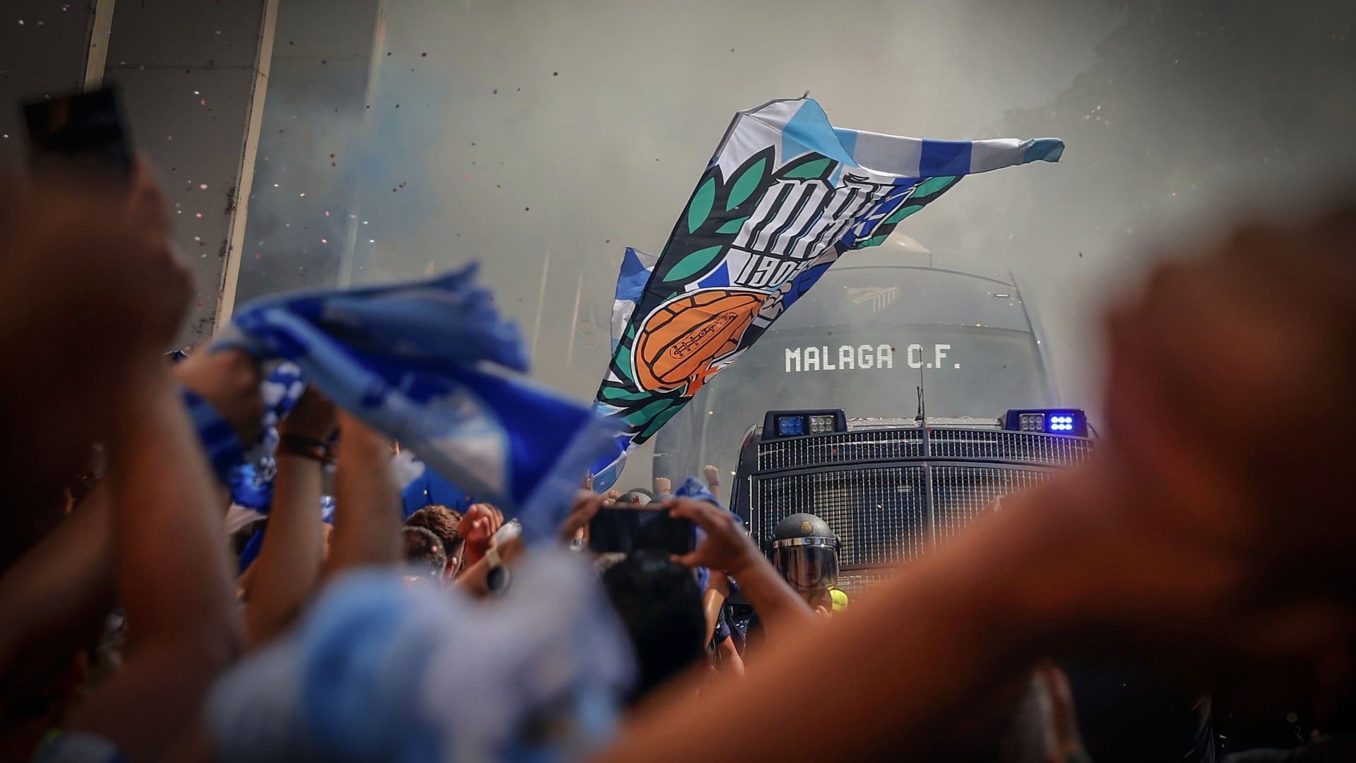 La afición del Málaga volvió a mostrar su apoyo incondiconal al equipo malagueño por la difícil situación que atraviesa