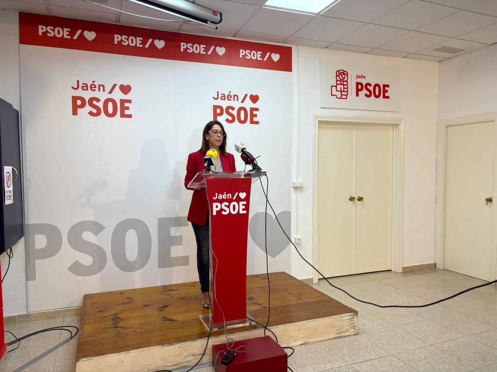 La concejala socialista, África Colomo, en la sede del PSOE de Jaén.