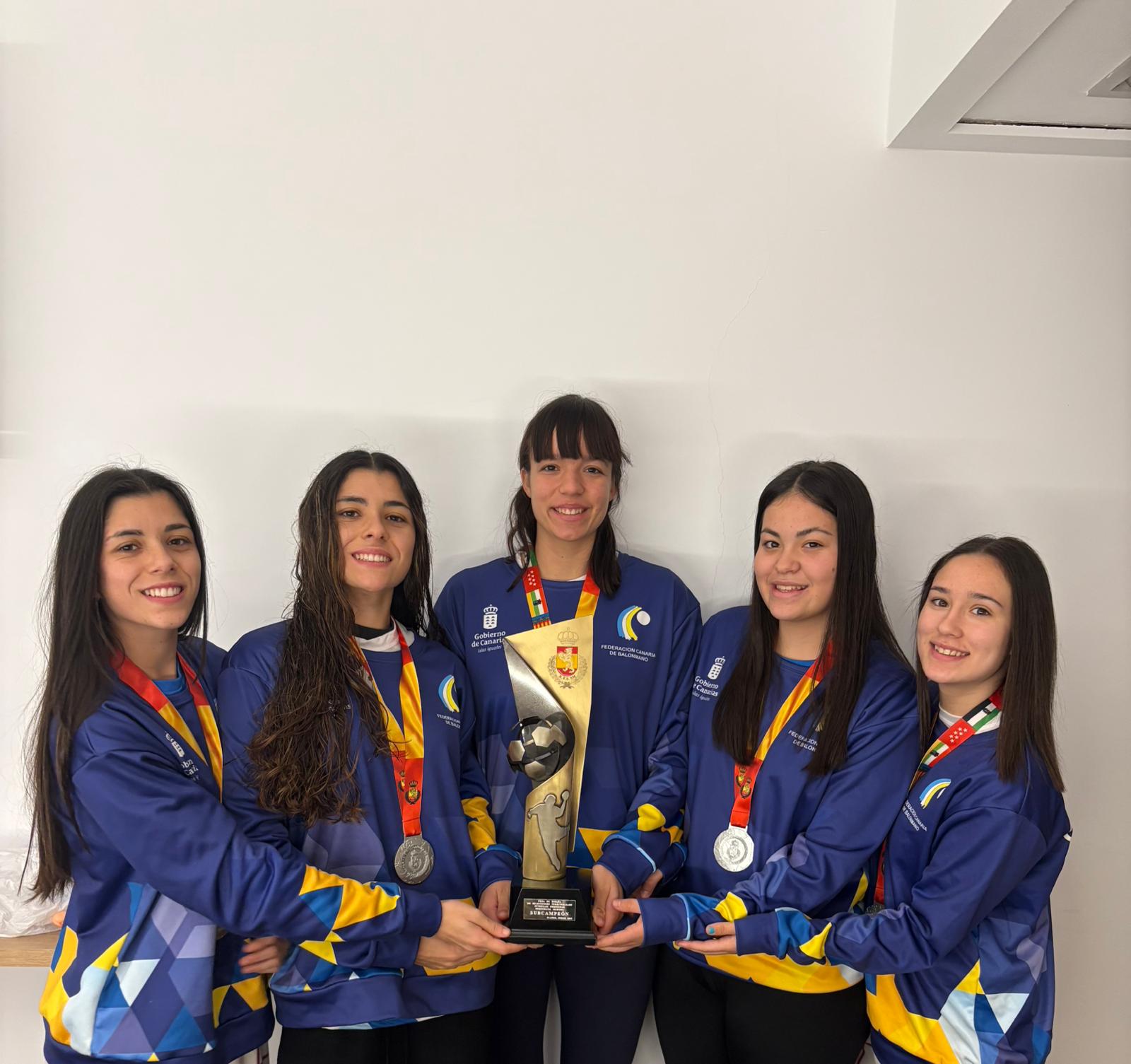 Jugadoras juveniles del Lanzarote Puerto del Carmen con el trofeo de Subcampeonas de España.