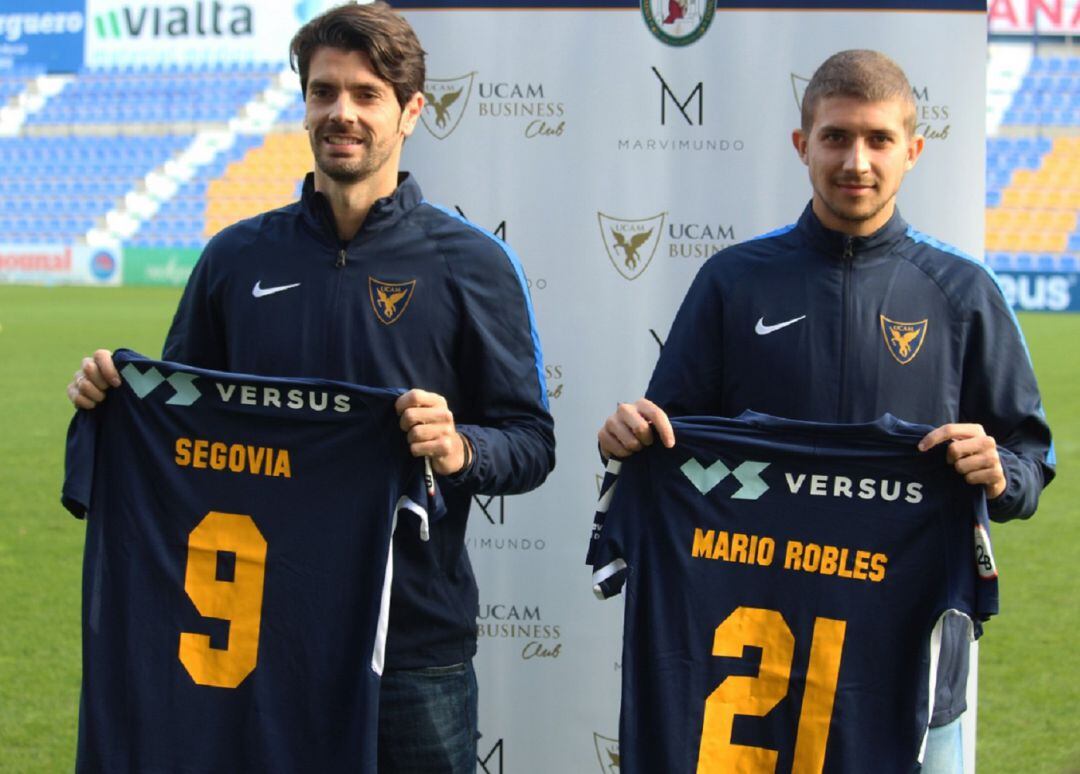 Dani Segovia y Mario Robles sobre el césped de La Condomina