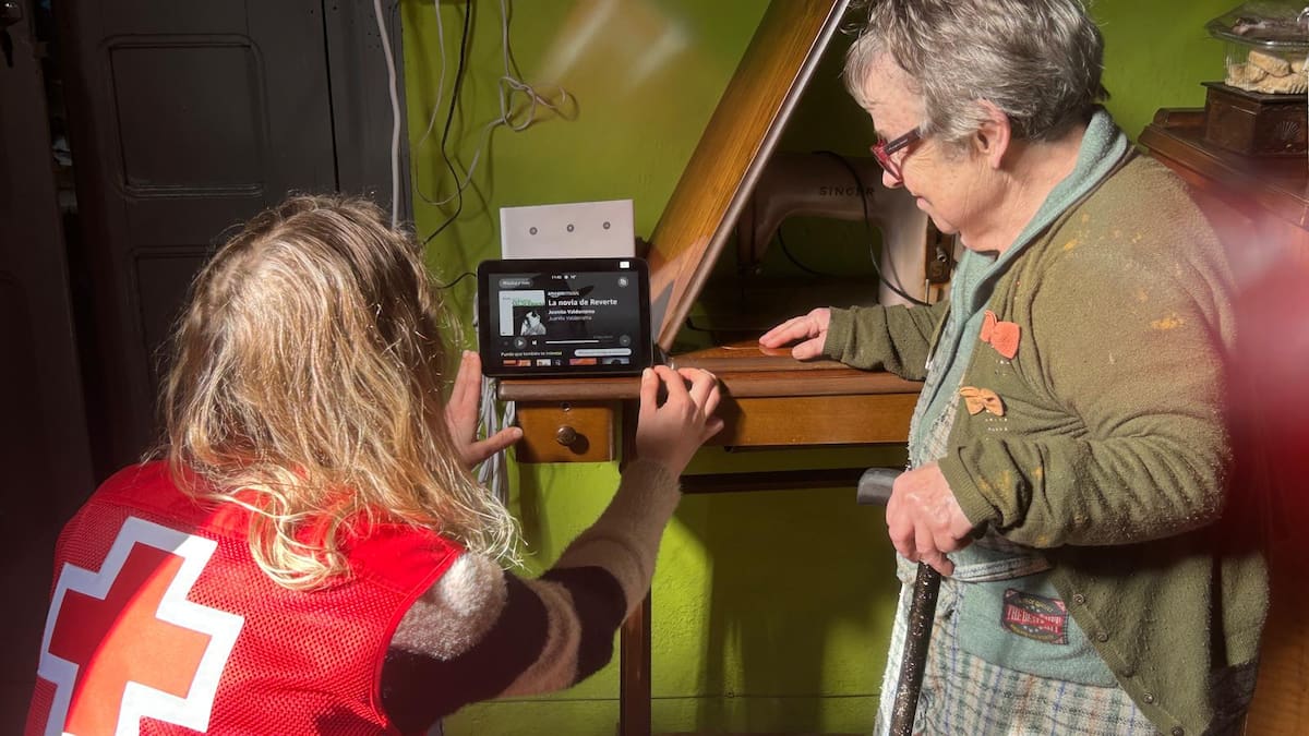 Bizkaia refuerza su lucha contra la soledad: 265 mayores ya conectados a Voces en Red en municipios como Bilbao, Barakaldo, Durango o Busturialdea