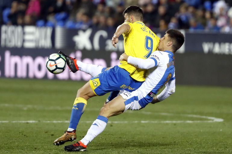 El delantero argentino de Las Palmas Jonathan Calleri protege el balón ante Bustinza, del Leganés, durante el partido de Liga en Primera División en el Estadio Municipal de Butarque. 