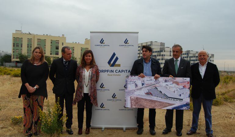 Visita a los terrenos donde se construirá un nuevo centro comercial en el Ensanche Sur de Alcorcón