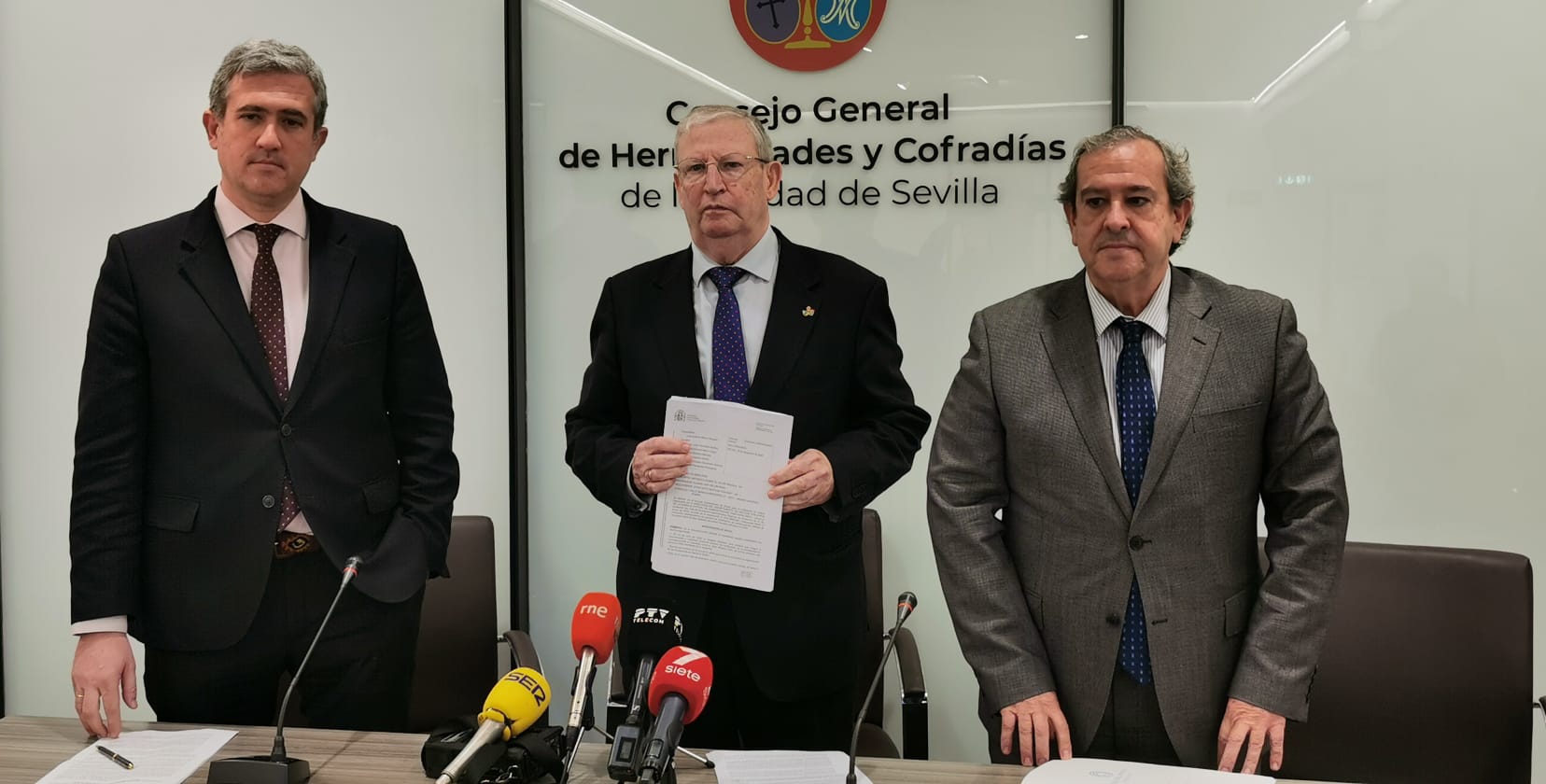 El presidente del Consejo, Francisco Vélez, en el centro de la imagen, junto a los abogados Eduardo Ruiz del Portal Ruiz-Granados y Jorge Márquez Morales