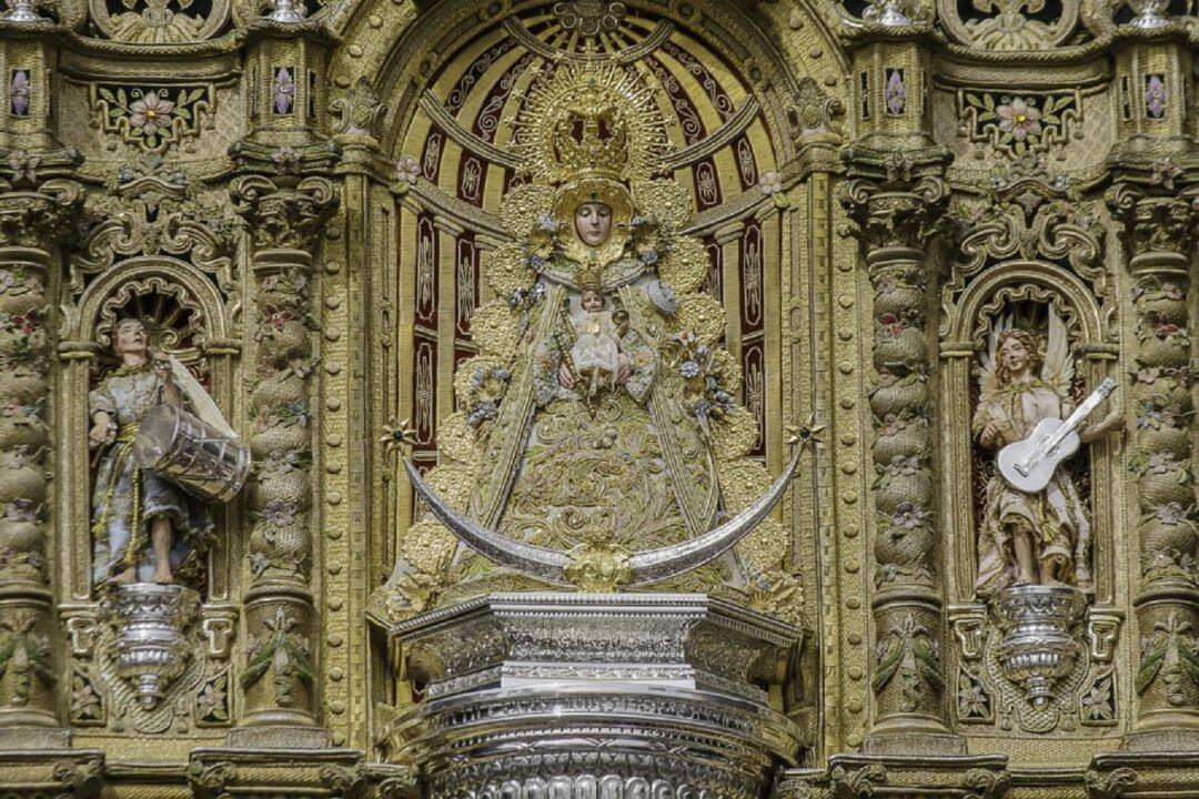 Detalle del Simpecado de la Hermandad del Rocío de la Macarena, que este viernes preside en la Catedral el Pregón de las Glorias que pronuncia Manuel Martín Fajardo