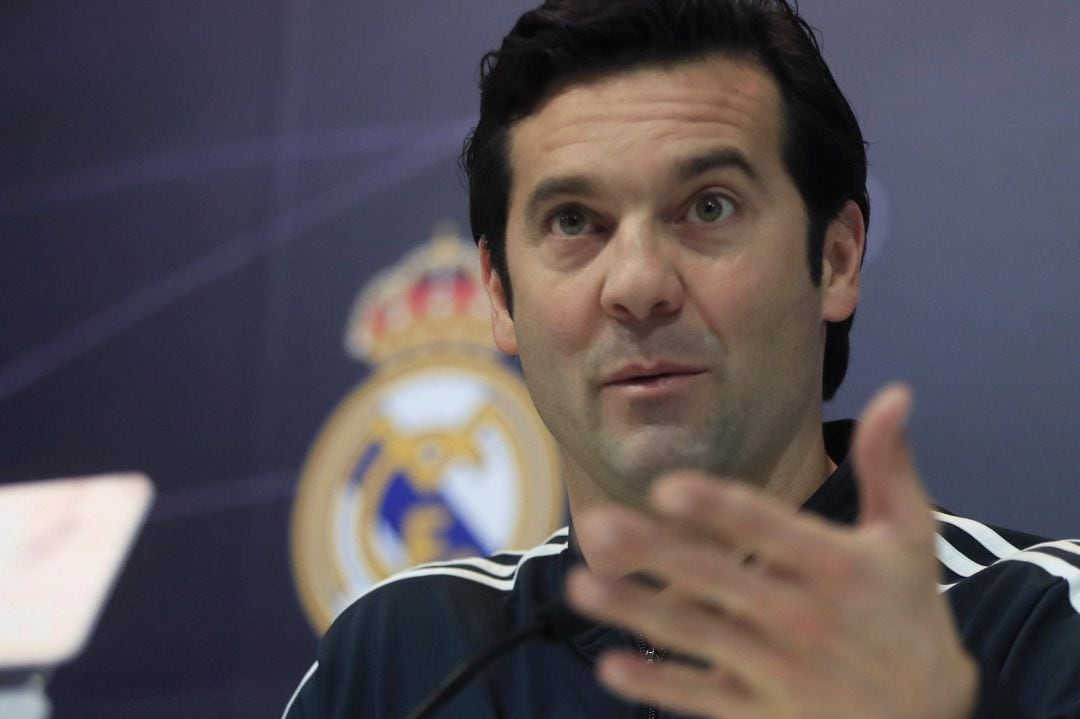 El entrenador del Real Madrid, Santiago Solari, durante la rueda de prensa que ofreció en la ciudad deportiva de Valdebebas donde hoy entrenó el equipo de cara al partido de liga que disputarán mañana contra la Real Sociedad en el estadio Santiago Bedrnabeu.