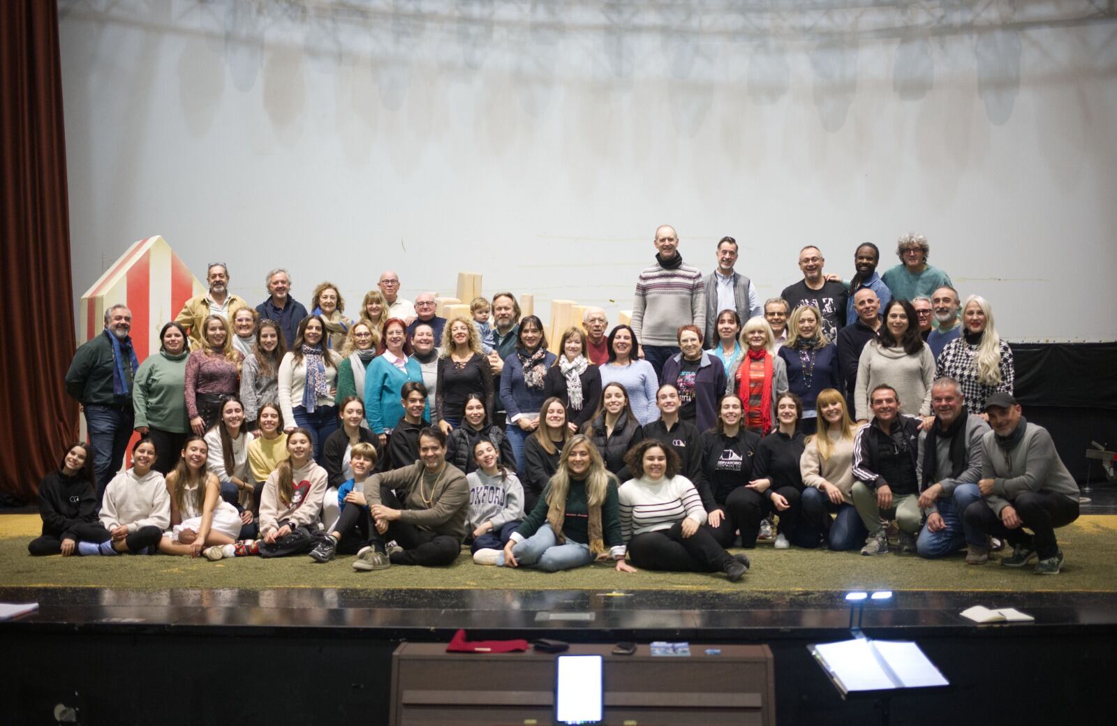 Foto de grupo de los miembros de la agrupación musical