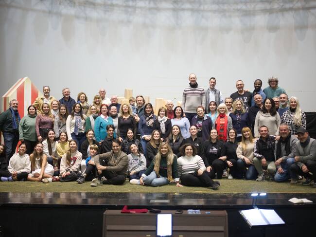 Foto de grupo de los miembros de la agrupación musical