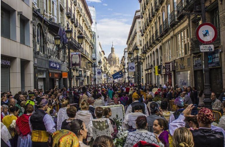 La Ofrenda de Flores, llenando de color la calle Alfonso