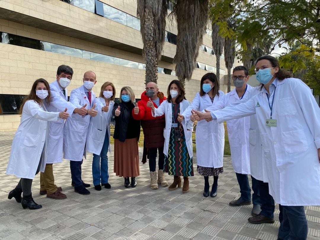 Los hermanos Catalina y Francisco Berzosa, rodeados del equipo de Trasplantes del Hospital Reina Sofía de Córdoba 