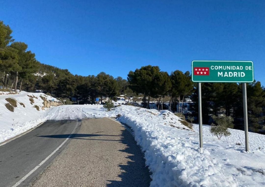 La carretera continúa completamente nevada tras entrar en la comunidad autónoma de Madrid.