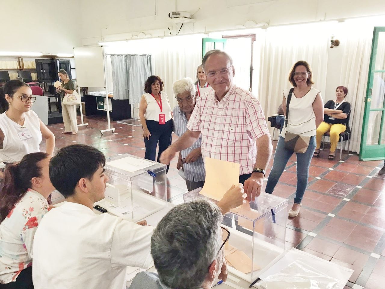 Manuel Fajardo Palarea votando en su colegio electoral.