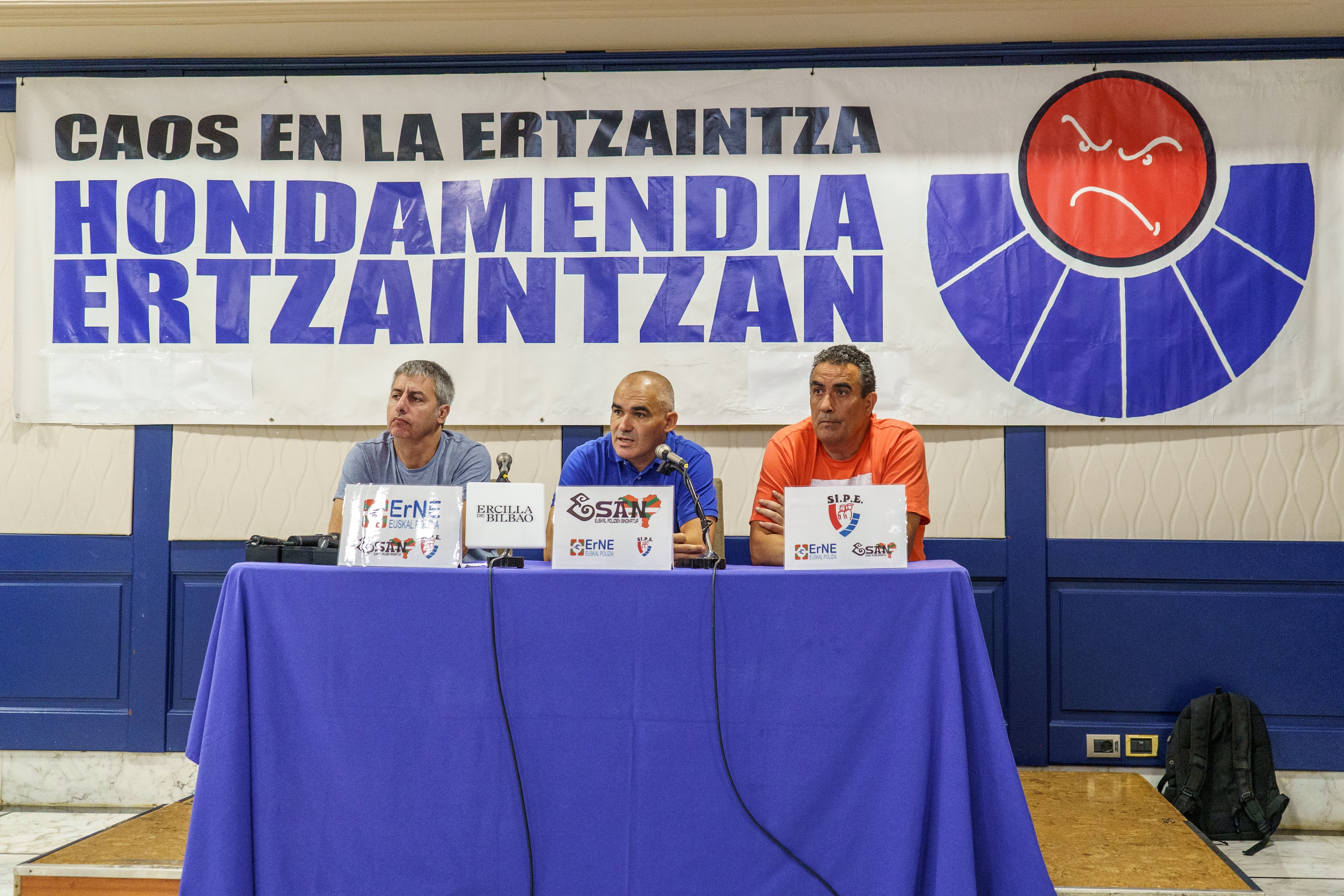 BILBAO, 02/08/2024.- Los representantes de los sindicatos de la Ertzaintza ErNE, ESAN y SIPE, Sergio Gómez (i), Sergio Palma (c), y Juan Carlos Sáenz (d), han dado este viernes una rueda de prensa en Bilbao para denunciar la situación de escalada de la inseguridad ciudadana en Euskadi. EFE/Javier Zorrilla
