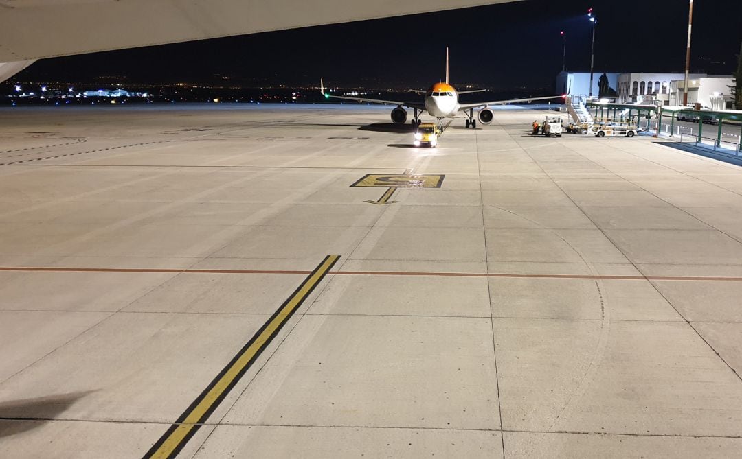 Dos aviones en las pistas del Aeropuerto de Granada-Jaén 