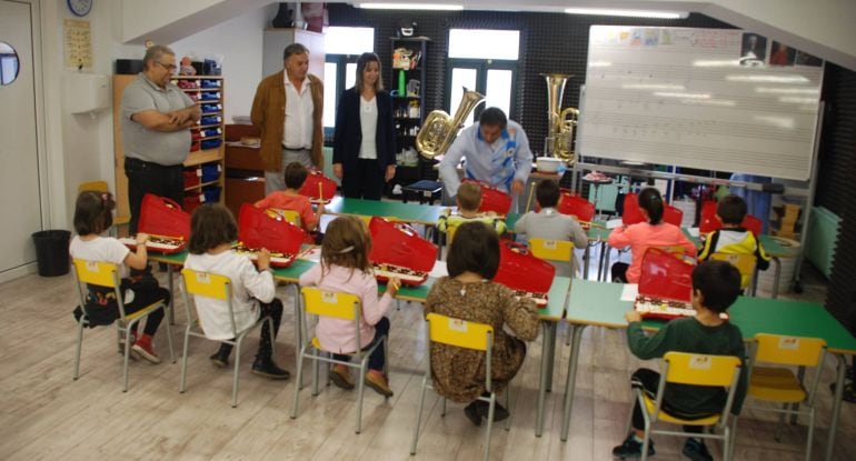 La alcaldesa, Lara Méndez, en una visita a la Escola de Música de Lugo