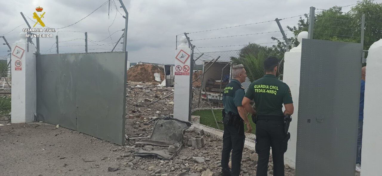 Agentes del GEDEX de la Guardia Civil en la pirotecnia siniestrada