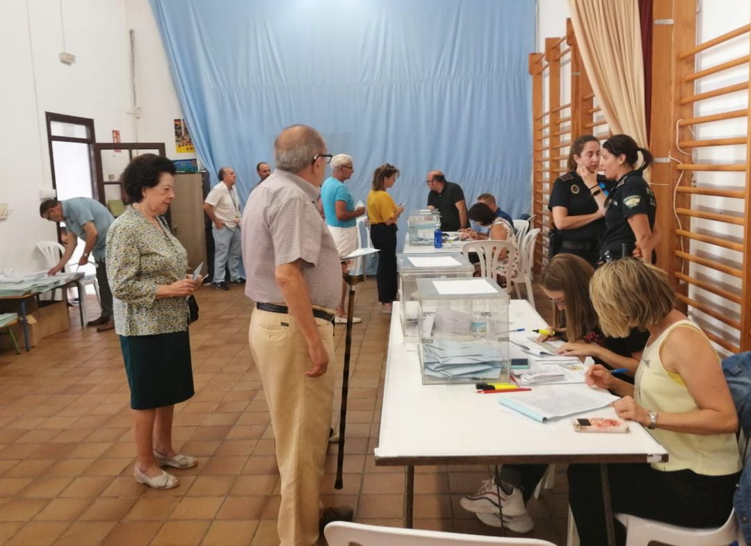 Cordobeses votando en el CEIP Caballeros de Santiago.