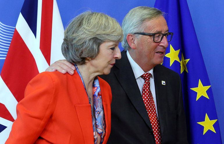 Theresa May (L) junto al Comisario Europeo, Jean-Claude Juncker en su encuentro de octubre de 2016