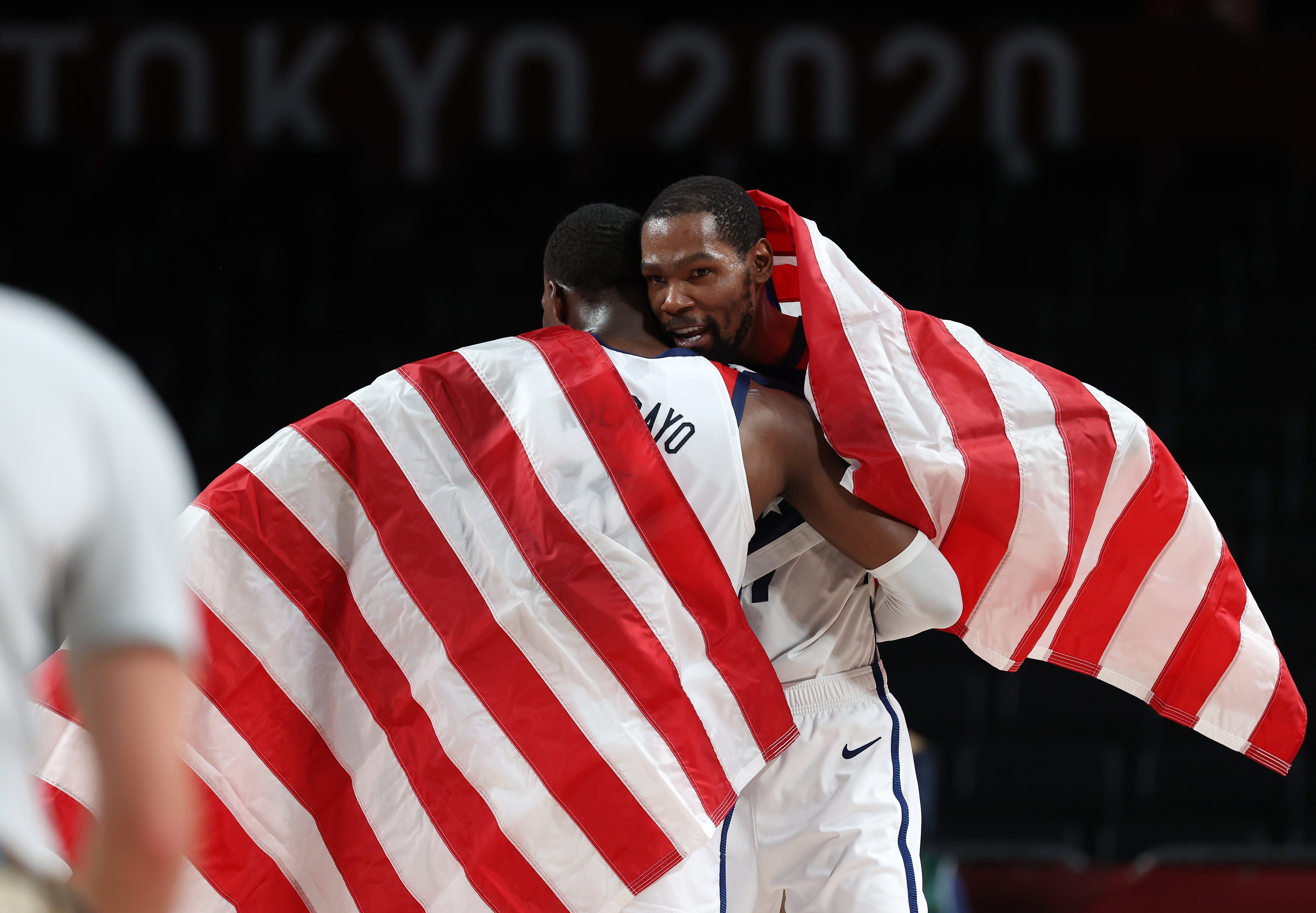 Bam Adebayo y Kevin Durant celebran el triunfo en Tokyo 2020