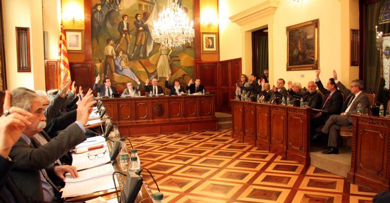 Moment de la votació per unanimitat dels pressupostos 2015 al saló de plens de la Diputació de Lleida.